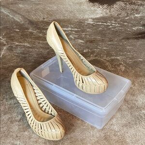 BCBG Generation Beige leather pumps